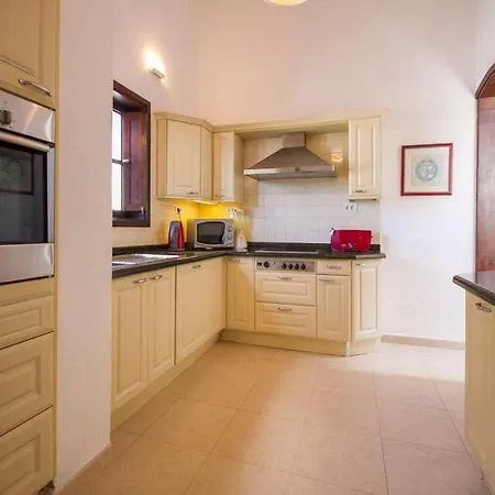 Sleeps 8 Pool Wifi Villa