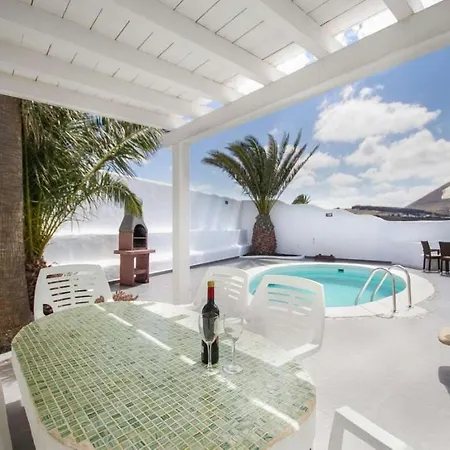 Villa Sleeps 8 Pool Wifi *
