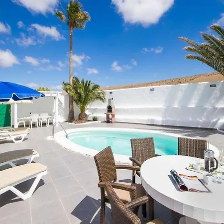 Villa Sleeps 8 Pool Wifi
